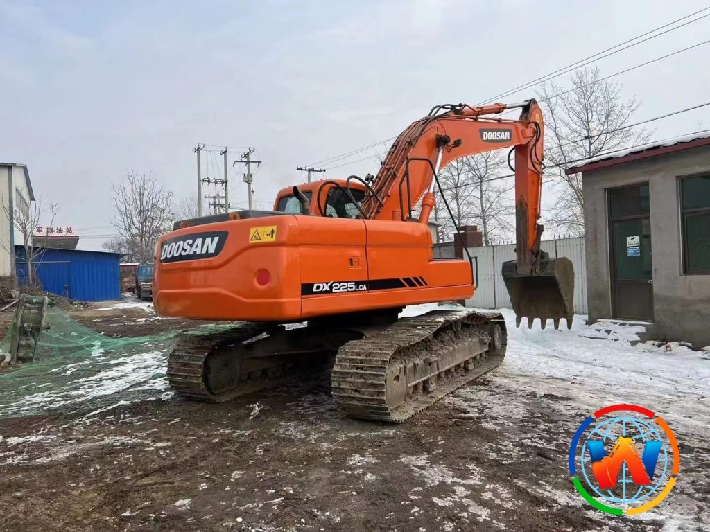 DOOSAN DX225LCA excavators in good price