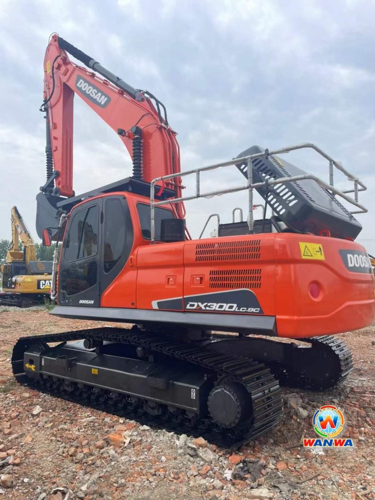 DOOSAN DX300 Excavator Good price