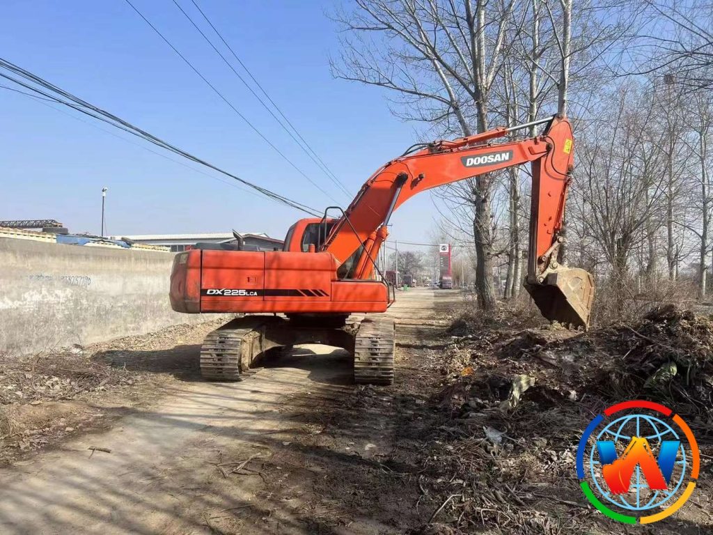DOOSAN DX225LCA excavators in good price